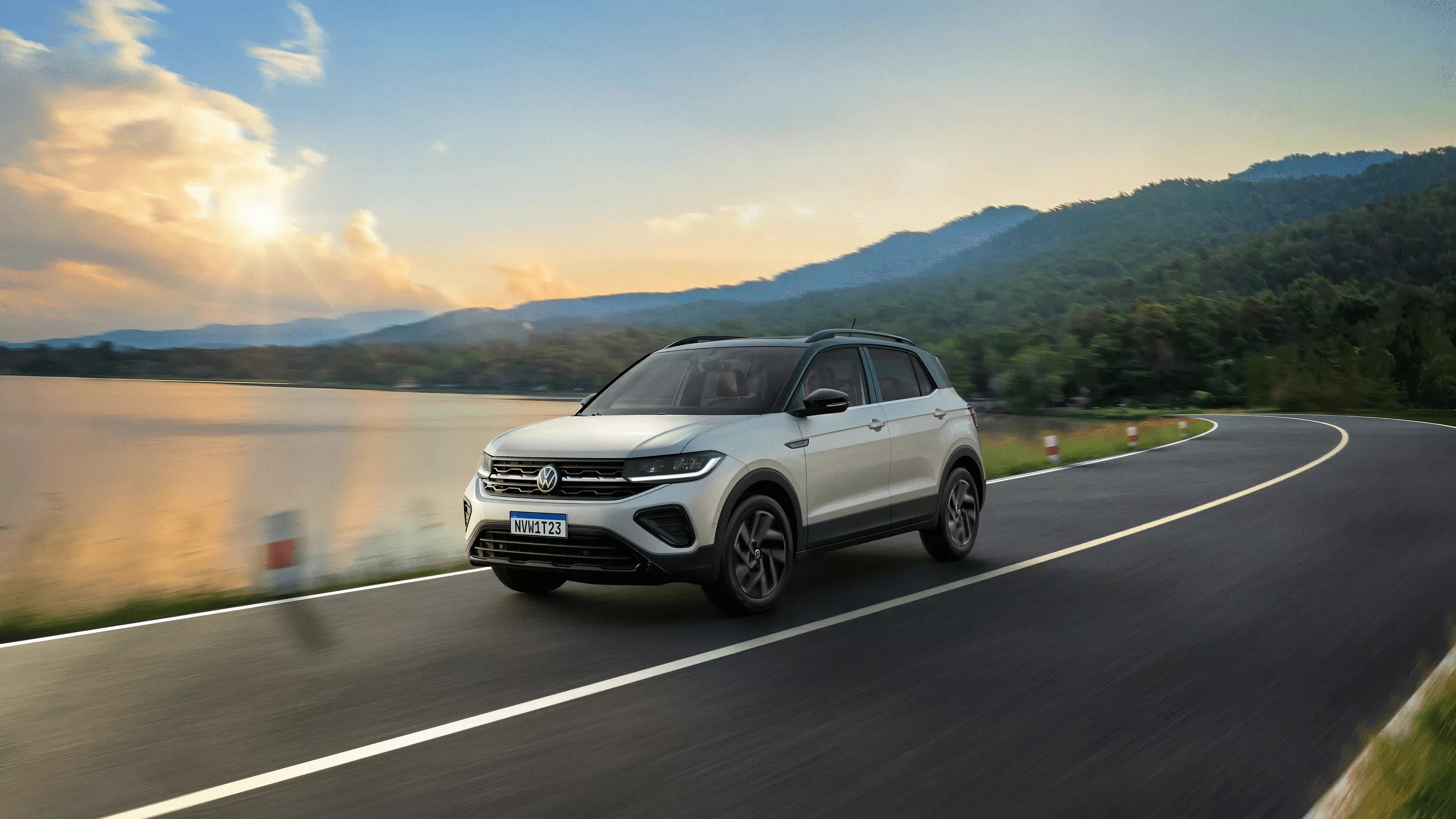 Volkswagen T-Cross numa estrada à beira de um lago